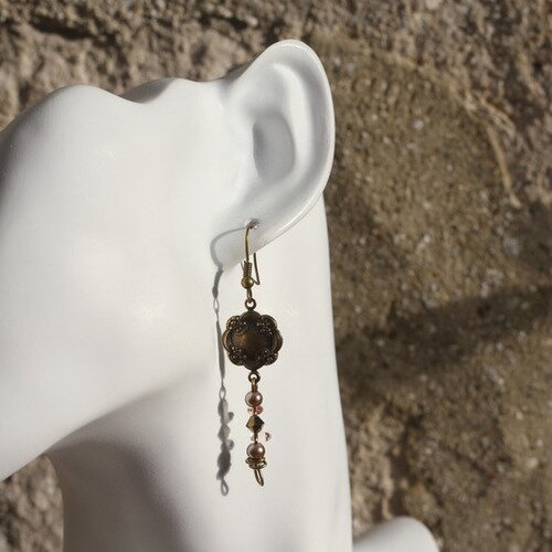 Boucles d'oreilles métal bronze-swarovski fumé-verre beige satiné modèle "vison"