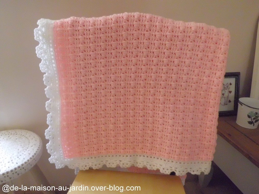 Pdf Crochet Couverture Bebe En Rose Orne D Une Belle Bordure Dentelle Blanche Facile A Realiser Un Grand Marche