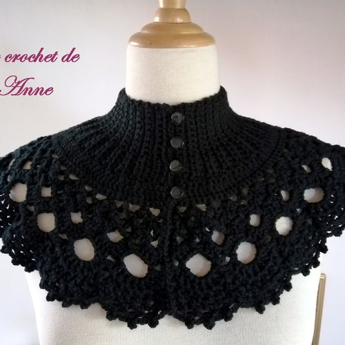 Tour de cou / col noir , de style victorien orné d'une belle bordure dentelle ajourée !