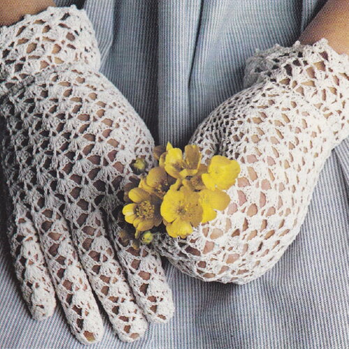Modèle gants blanc dentelle fine, style romantique, mariage, explications et grilles en français, pdf crochet vintage !