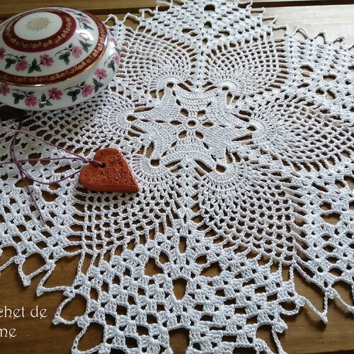Tuto crochet - napperon dentelle, photos à chaque rang, déco maison, facile à réaliser, tuto en francais !