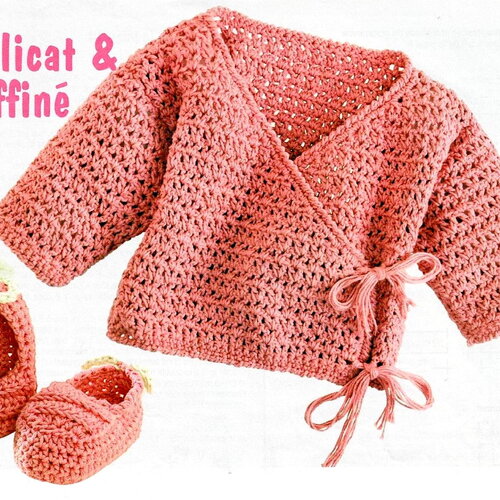 Modèle gilet chausson bébé coton fuchsia, taille gilet 1 à 24 mois, explications et grilles en français, pdf crochet vintage francais !