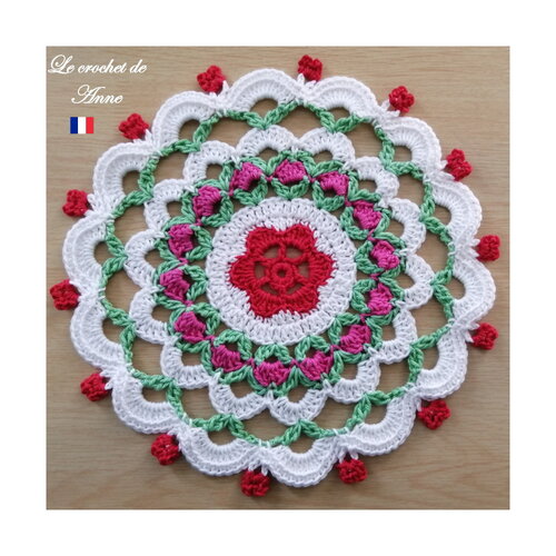 Tuto crochet - mandala aux rangs colorés orné de fleurs rouges, mandala bohème, african flower, facile à réaliser, tuto en francais !