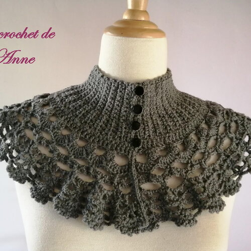 Tour de cou / col gris foncé , de style victorien orné d'une bordure dentelle ondulée !