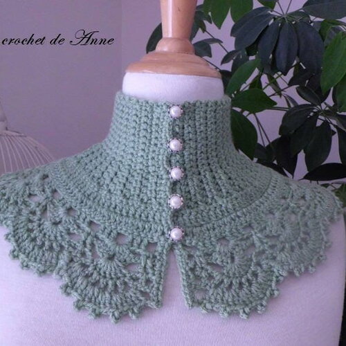 Tour de cou vert tilleul , de style victorien orné d'une belle bordure dentelle !