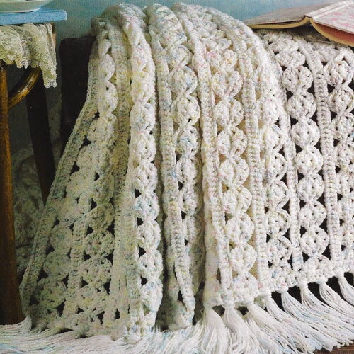 Modèle plaid en laine blanche, style campagnard, explications rangs par rangs en français, pdf crochet vintage !