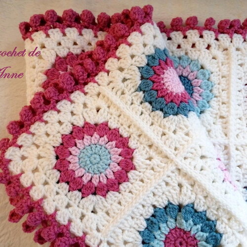 Tuto crochet - plaid/couverture carrés colorés grand-mère, style bohème, bordure pompons, tuto en francais