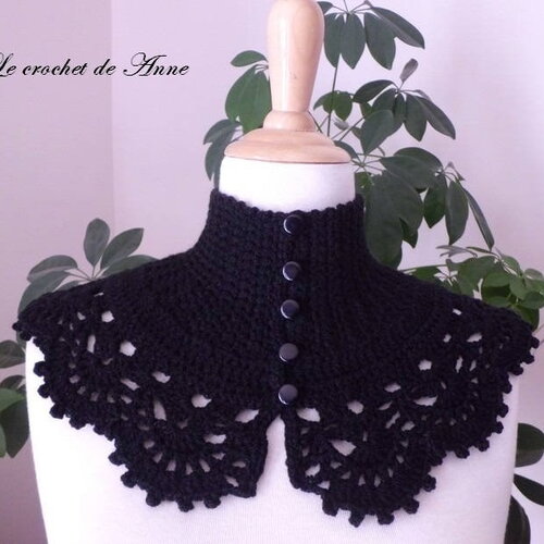 Tour de cou / col en noir , de style victorien orné d'une belle bordure dentelle !