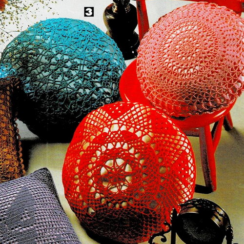 Modèle coussins ronds et carrés en coton, déco maison dentelle, explications et grilles en français, pdf crochet vintage !
