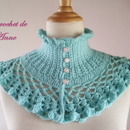 Tour de cou / col turquoise , aux bordures ondulées , de style victorien !