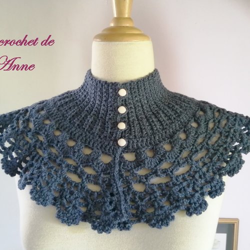Tour de cou / col en bleu jean , de style victorien orné d'une bordure dentelle ondulée!