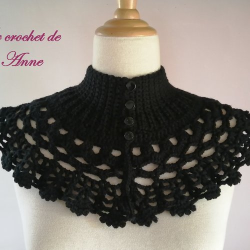 Tour de cou / col noir , de style victorien orné d'une bordure dentelle ondulée!