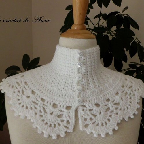 Tour de cou / col en blanc , de style victorien orné d'une belle bordure dentelle !