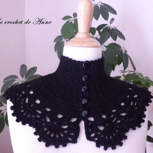 Tour de cou / col noir , de style victorien orné d'une belle bordure dentelle !