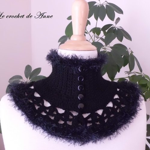 Tour de cou / col en noir de style victorien , orné de bordures fourrures !
