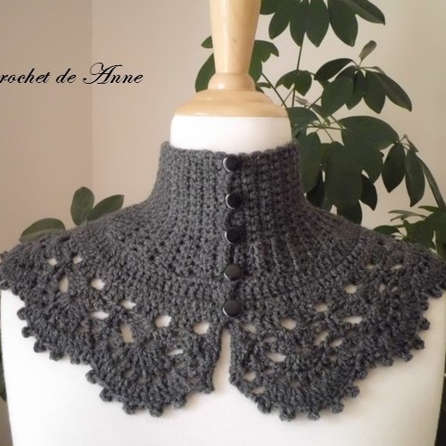 Tour de cou / col en gris foncé , de style victorien orné d'une belle bordure dentelle !