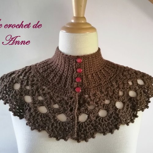 Tour de cou / col chocolat, de style victorien orné d'une belle bordure dentelle ajourée !