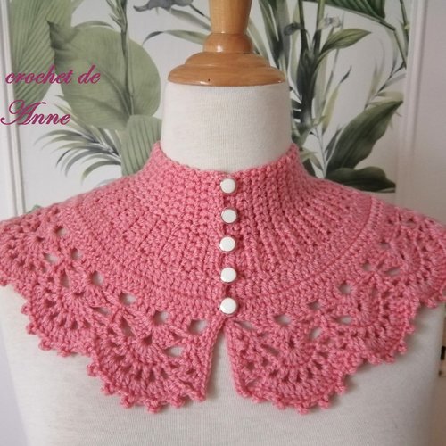Tour de cou / col rose poudré, de style victorien orné d'une belle bordure dentelle !