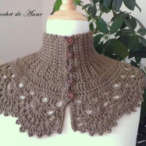 Tour de cou / col marron taupe , de style victorien orné d'une belle bordure dentelle !