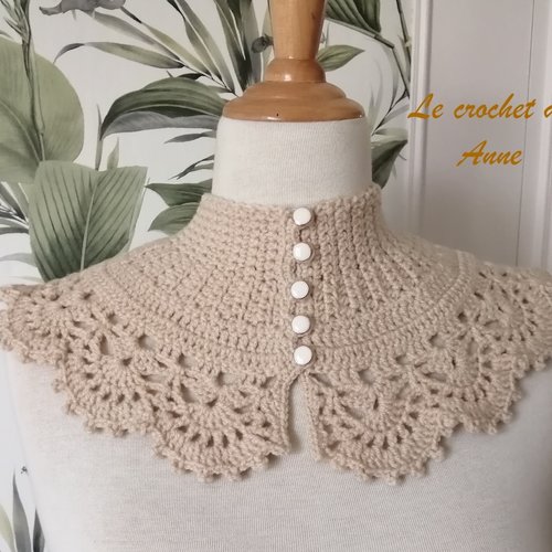 Tour de cou / col en beige , de style victorien orné d'une belle bordure dentelle !