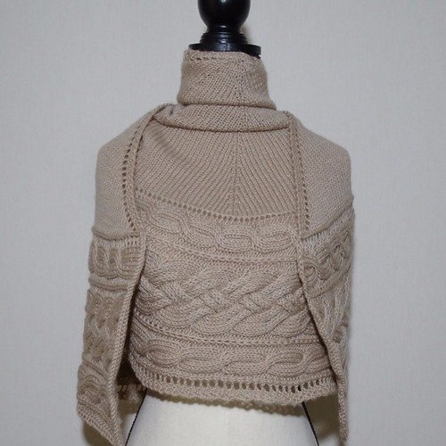 Châle chauffe-épaules beige en laine.