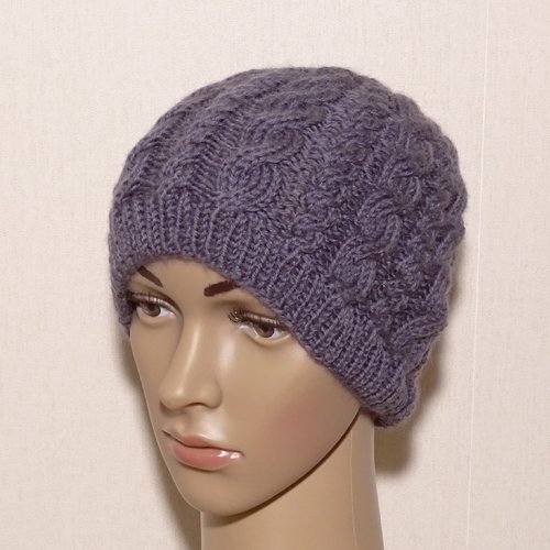 Bonnet femme violet en laine à torsades tricoté main