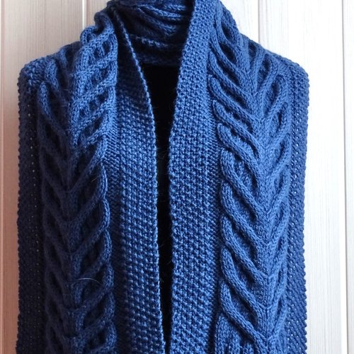 Echarpe bleue à torsades en laine