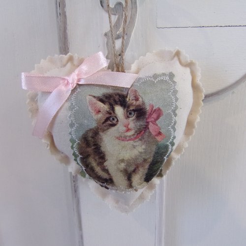 Petit coeur en tissu fait main chromo chaton coussin à suspendre