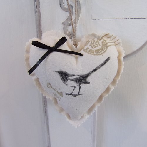 Coeur en tissu oiseau pie bavarde décoration à suspendre