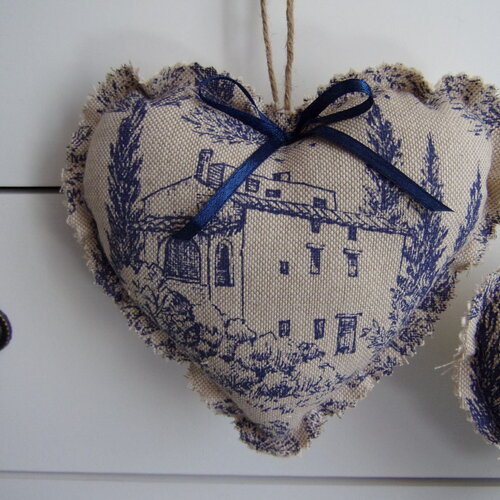 Grand coeur en tissu à suspendre toile de jouy bleue décoration mas provençal coussin de clé  paysage provence