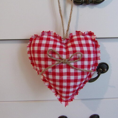 Coeur à suspendre décoration en tissu à carreaux vichy rouge avec jute coussin de clé 12cm style campagne