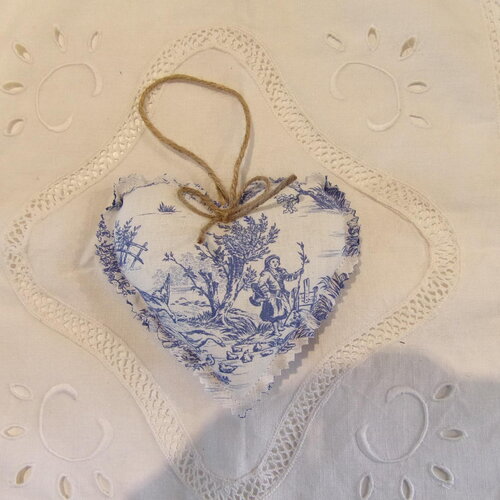 Coeur en tissu à suspendre décoration coussin de clé en toile de jouy bleue motif petite fille et oies déco campagne