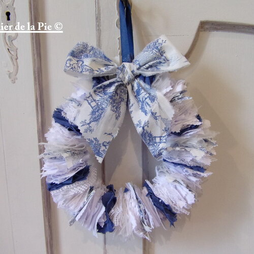 Couronne de porte toile jouy bleue décoration fait main maison de campagne française en tissu style chiffon shabby chic 25 cm