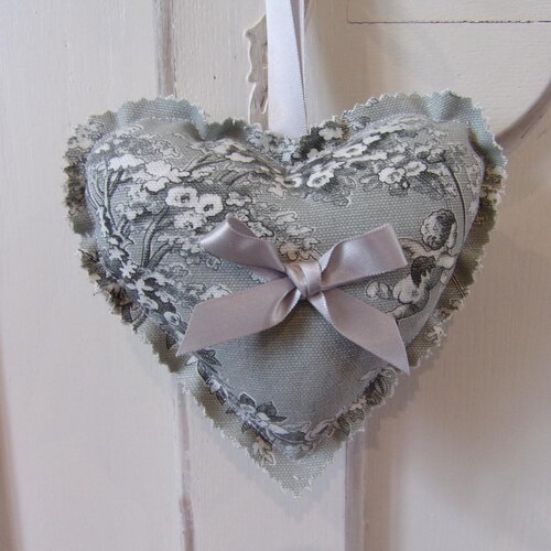 Coeur en tissu toile de jouy grise motif ange fleurs décoration de clé romantique chic pompon à suspendre heart hanger