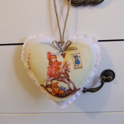 Coeur en tissu à suspendre fait main motif cheval à bascule poupée jouets rétro décoration pompon de clé 11.5cm