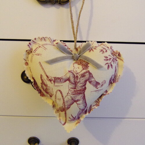 Coeur en tissu à suspendre fait main décoration de clé toile de jouy prune motif petit garçon rétro 14cm