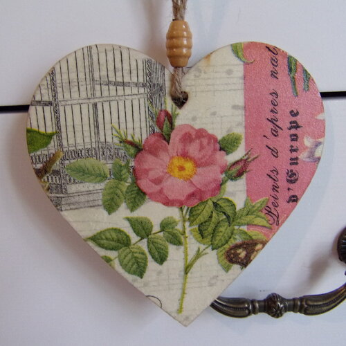 Coeur en bois fait main à suspendre motif fleur rose églantine décoration de porte clé meuble shabby chic 10cm