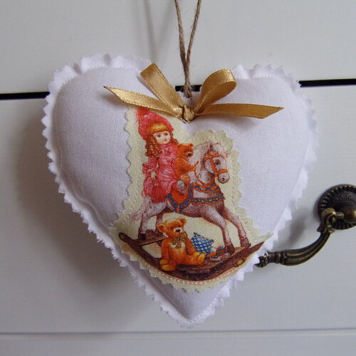 Coeur en tissu à suspendre motif cheval à bascule poupée ours décoration de clé fait main 11cm