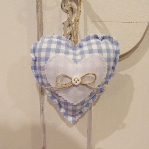 Coeur à suspendre carreaux petit vichy bleu coussin de porte en coton et jute 11cm style maison de campagne