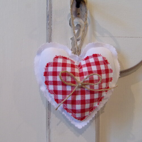 Décoration coeur à suspendre en tissu blanc et carreaux vichy rouge coussin de porte 11cm style maison de campagne