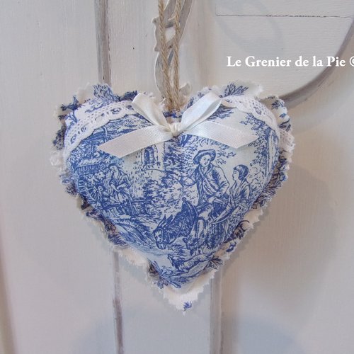 Coeur en tissu à suspendre toile de jouy bleue motif pigeonnier couple maison de campagne française 13cm