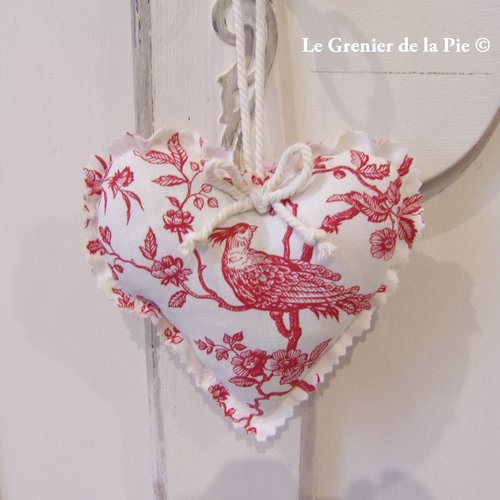Coeur en tissu toile de jouy rouge motif oiseau et fleurs décoration de clé fait main