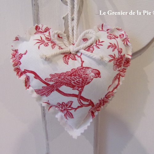 Coeur en tissu toile de jouy rouge motif oiseau et fleurs décoration de clé fait main modèle 2
