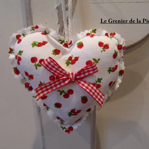 Coeur à suspendre en tissu motif fruits rouges coussin de clé ruban vichy décoration maison