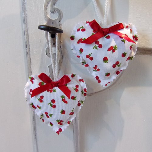 2 petits coeurs à suspendre en tissu motif fruits rouges coussin de clé décoration maison