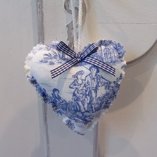 Coeur en tissu à suspendre toile de jouy bleue motif couple enfant fleurs maison de campagne française 11cm