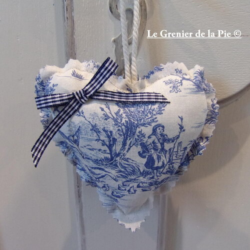 Coeur en tissu à suspendre toile de jouy bleue vichy motif petite fille oies décoration maison coussin clé campagne