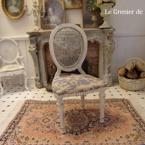 Chaise médaillon miniature meuble style louis xvi bois blanc patiné toile de jouy bleue maison de poupées échelle 1:12 ooak french dollhouse