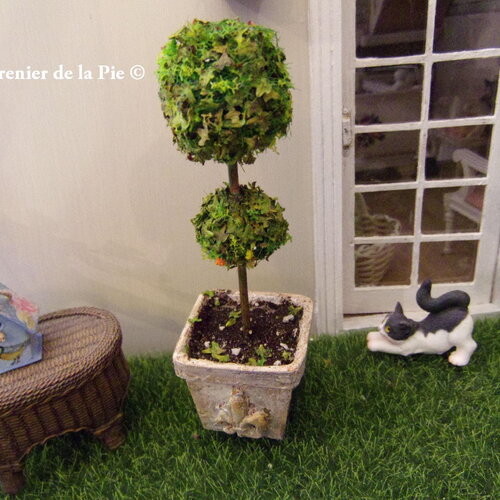 1 buis topiaire arbuste miniature avec pot fleur de lys pour maison de poupées échelle 1:12 fait main jardin français ooak french dollhouse