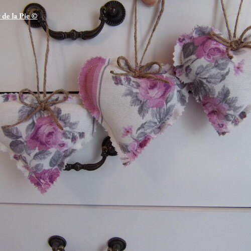 3 coeurs en tissu à suspendre motif fleurs roses décoration de clé porte maison romantique shabby chic french heart hangers